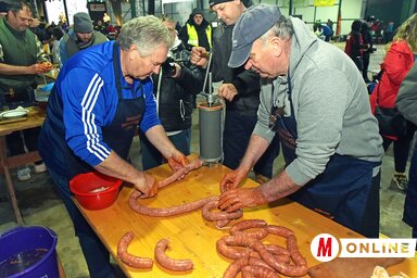 Többezer kolbásszal és hurkával készültek a látogatóknak ebédidőben (Gergely Árpád felvétele)
