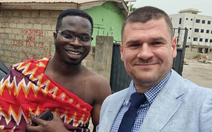 A vőlegénnyel, aki tradicionális ghánai öltözetet visel