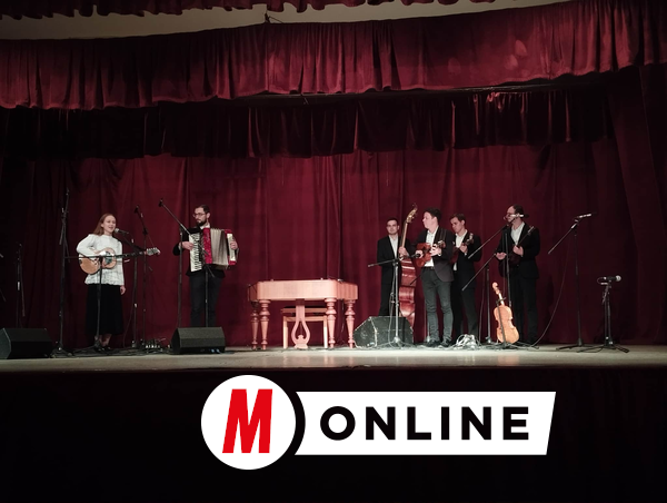 A Pendergő tamburazenekar völgyesi csokorral készült az idei koncertre (Kancsár Izabella felvétele)