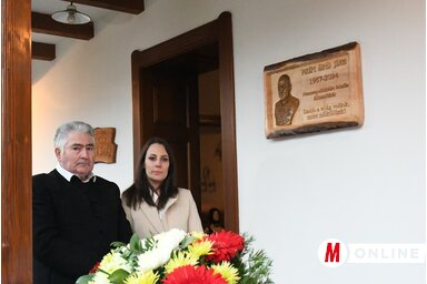 Potápi Katalin Zsuzsanna, a néhai államtitkár leánya és Lőcsei Vilmos, a hertelendyfalvi Tamási Áron Székely-Magyar Művelődési Egyesület elnöke az emléktábla előtt/Paraczky László felvétele