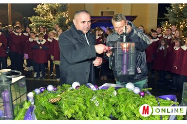 Tóbiás József meggyújtotta az első gyertyát/Gergely Árpád felvétele