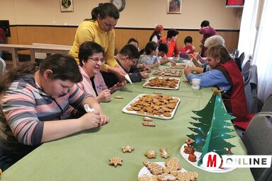 A Nefelejcs kézimunkacsoport és a Bethesda Szeretetszolgálat közös foglalkozásán (Fotó: Herceg Elizabetta felvétele)