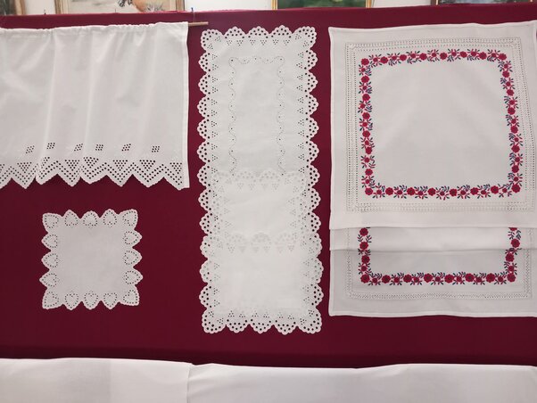 Zuberec Vera kézi himző szakcsoportjának kiállítása (Fotó: Petőfi Sándor MMK)