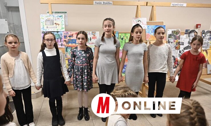 Az énekcsoport fellépése tette ünnepélyesebbé a megnyitót (Ótos András felvétele)