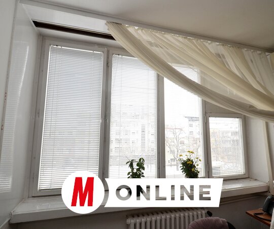 A modern, „sztiroporépületek” hőszigetelése általában jó, a nyílászárók műanyagból vannak, jól szigetelnek. A probléma a régi, nem ritkán 80-100 éves belvárosi lakások esetében kifejezett, az ilyenekben lakók igényelhetik az ablakcsere költsége felének megtérítését (Fotó: Ótos András illusztrációja)