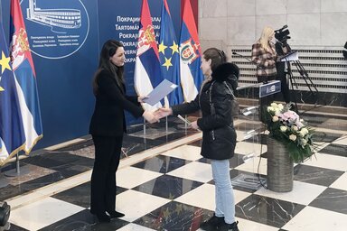 Zamenica sekretara za poljoprivredu Dragica Ilić čestita jednom od potpisnika ugovora (Foto: Vlada AP Vojvodine)