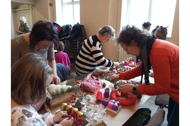 A foglalkozás közösségi élménnyé vált: a beszélgetés és az alkotás természetesen kapcsolódott össze (Fotó: Szentmártoni Renáta)