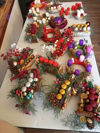 A résztvevők saját elképzeléseik szerint formálták a koszorúkat, így minden darab egyedi lett (Fotó: Szentmártoni Renáta)