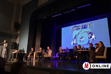 Emlékidézés a színpadon (Fotó: Vidács Hajnalka felvétele)