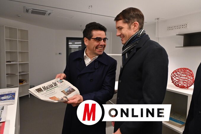 Zsigmond Barna Pál és dr. Pásztor Bálint a Szabadkai Városi Könyvtárban Magyar Szót lapozgatott (Ótos András felvétele)