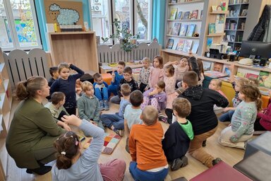 A topolyai gyerekek örömmel fogadták a magyarkanizsai könyvtár munkatársát (Fotó: Juhász Erzsébet Könyvtár)