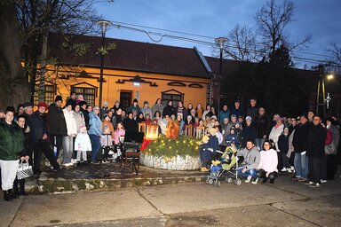 Az adventi koszorú köré gyűlt pacsériak (Fotó: Pacséri Művelődési Egyesület)