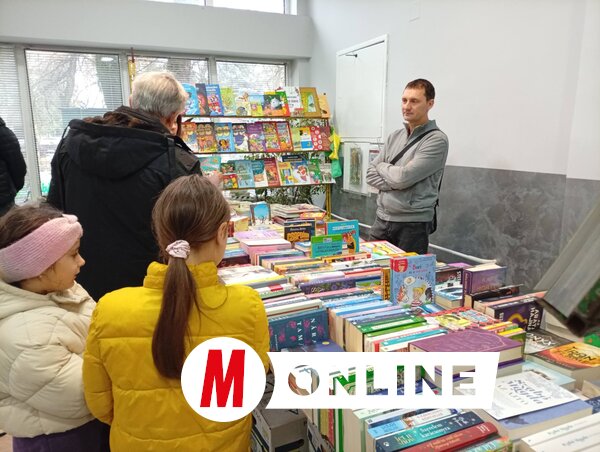 Biacsi Ervin kínálata a legkisebbeket is érdekelte (Vidács Hajnalka felvétele)