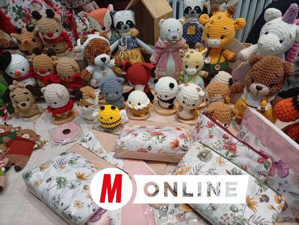 Palotás Lengyel Anna neszesszerekkel, horgolt játékokkal... (Vidács Hajnalka felvétele)