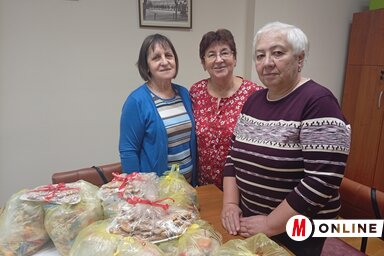 A csomagokat a szervezet tagjaitól Nagy Erzsébet (középen), az intézmény titkárnője vette át (Fotó: Vidács Hajnalka felvétele)