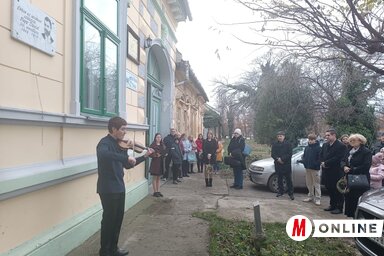 Papp Dániel emléktáblájának megkoszorúzása a MÉF székháza előtt (Fotó: Kazinczy Paszterkó Diana felvétele)