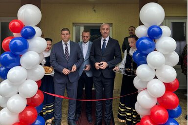 A szalagot dr. Nenad Ivanišević, Nikola Tolčin, valamint Dragan Daničić vágta át/www.vojvodina.gov.rs