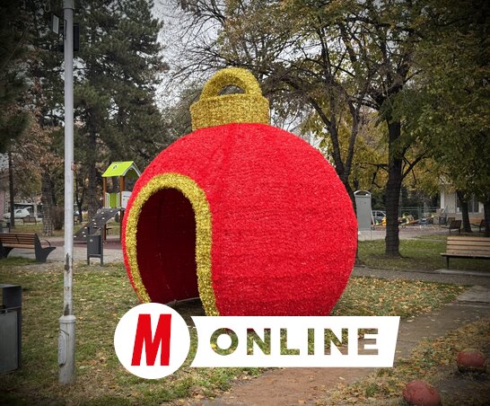 A piros-arany óriásdísz az idei temerini dekoráció talán legkedveltebb eleme (Fotó: Vámos Arnold felvétele)