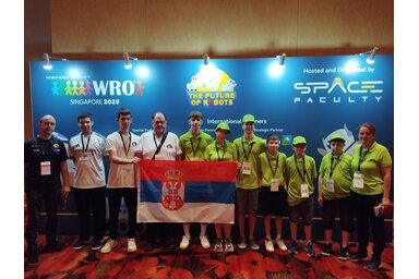 A csapatok a felkészítő tanárokkal és a bíróval/Fotó: WRO Serbia Facebook-oldala