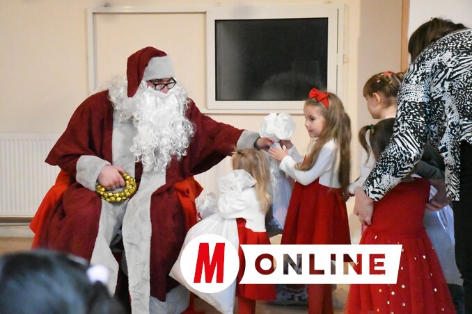 A versmondó gyerekek is kaptak csomagot (Paraczky László felvétele)