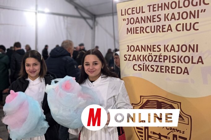 A csíkszeredai lányok vattacukorcsokorral kedveskedtek a vendégeknek (Dávid Csilla felvétele)