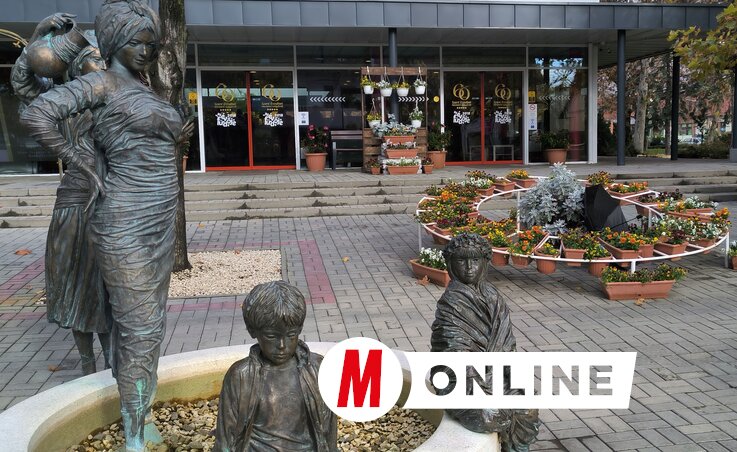 Ilyenkor Mórahalom utcáin, ahogy a gyógyfürdő körül is virágok pompáznak. Felvételünkön Krigl Sándor szobrászművész alkotása, amely fokozatosan készült el, kezdetben csak a vizet öntő női alak állt itt, most már teljes a szoborcsoport (Dávid Csilla felvétele)