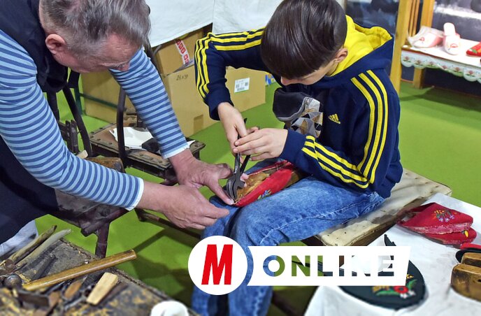 Szalma Sándor papucskészítő, tárgyalkotó iparművész látványműhelyében a papucskészítés fortélyait is el lehetett sajátítani (Gergely Árpád felvétele)