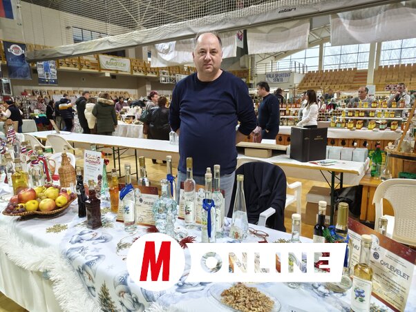 Piri Zoltán csókai gyümölcstermelő és pálinkafőző négy pálinkamintájából valamennyi ezüstérmes lett (Fotó: Horváth Zsolt)