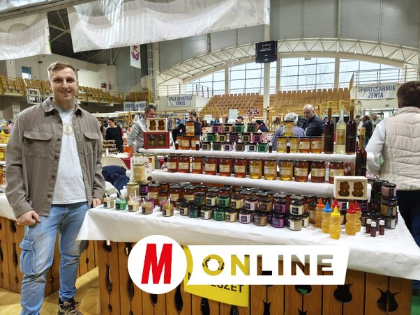 Kókai Zsolt zentai méhész a portékáival (Fotó: Horváth Zsolt)