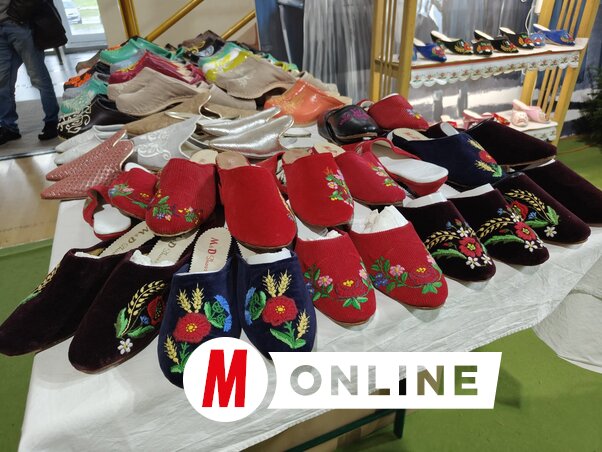 Szalma Sándor szebbnél szebb papucsai (Fotó: Horváth Zsolt)