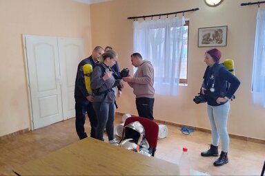 A légzőkészülék használatát is újratanulták az önkéntes tűzoltók (Fotó: GÖTE)