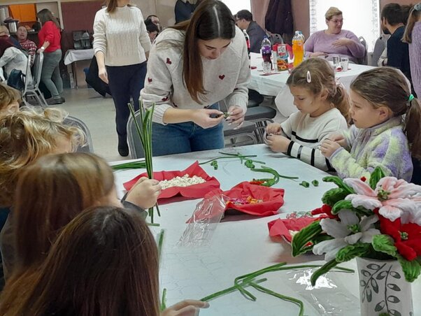 Látványos és ízléses ünnepi dísztárgyak készültek az eseményen (Fotó: 3+ Nagycsaládosok Egyesülete)