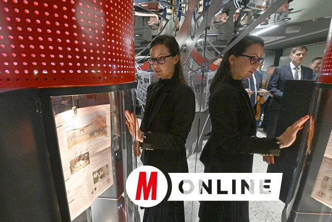 Glavna urednica je stavila jučerašnji broj našeg lista u vremensku kapsulu (fotografija Andraša Otoša)