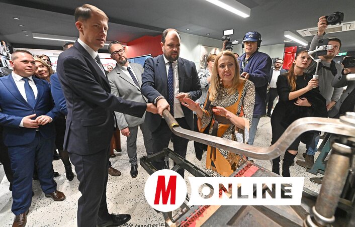 Lerinc Nača i dr Balint Pastor su takođe isprobali jednu staru štamparsku mašinu (fotografija Andraša Otoša)