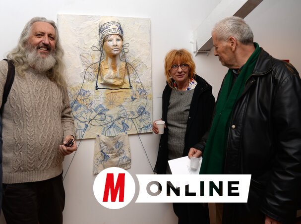 A fotón a szövetség nagy tiszteletnek örvendő, rangidős tagjai: Molnár Mirko, Butterer Kiss Márta és Mujo Alagić. A háttérben látható installáció Butterer Kiss Márta alkotása. A tárlat december 19-éig látogatható, munkanapokon 9 és 19 óra között (Fotó: Dávid Csilla felvétele)