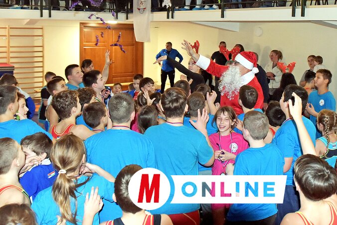 A gyerekek természetesen a mikuláscsomagoknak örültek a legjobban