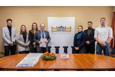 Az intézet munkatársai, balról a negyedik dr. Bauer Bence igazgató (Fotó: magyarnemetintezet.hu, mcc.hu)