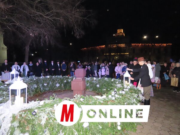 Adventi gyertyagyújtás az adai Szentháromság-templom előtt/Csincsik Zsolt