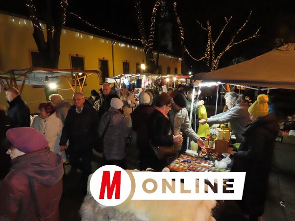 Luca-napi sokadalom az adai sétányon/Csincsik Zsolt