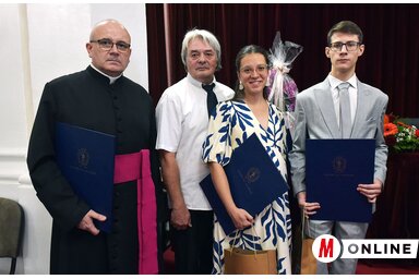 Hényel Varga Lilla a község többi idei díjazottjával az adai községházán