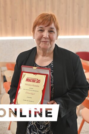 Katalin Mihalji sa nagradom dnevnog lista „Magyar Szó” za životno delo/Andraš Otoš