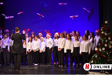 Hatvan gyermek lépett fel a zeneiskola karácsonyi műsorában (Vidács Hajnalka felvétele)