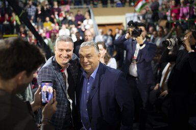 Orbán Viktor miniszterelnök (jobbról) a Digitális Polgári Körök által szervezett háborúellenes gyűlésen a mohácsi Városi Sportcsarnokban (Fotó: MTI/Miniszterelnöki Kommunikációs Főosztály)