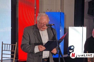 Ft. Juhász György kúlai plébános megköszöni a díjat (Paraczky László felvétele)