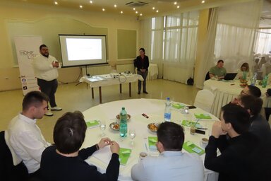 A képzésen Peckó Egon köszöntötte a résztvevőket és Varjú Potrebity Tatjana előadót (Csincsik Zsolt  felvétele)