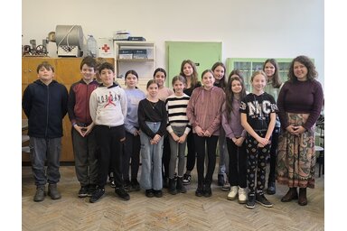 A tornyosi általános iskolában megtartott foglalkozások résztvevőinek egy csoportja Lőrinc Tímeával