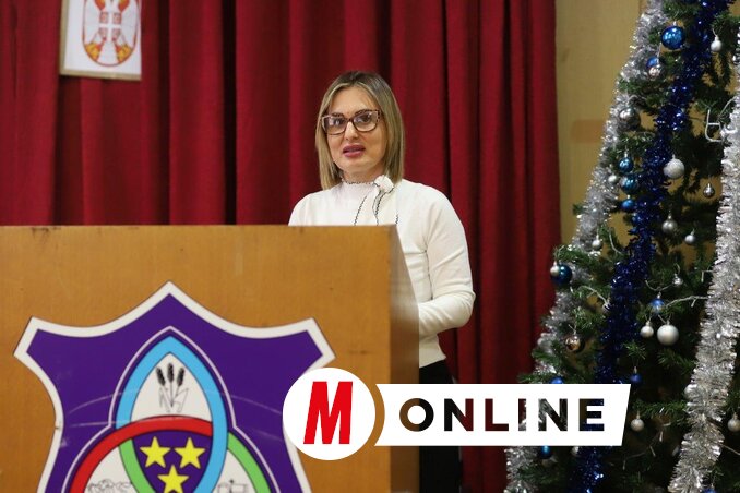 Lana Vujić Kosednar beszámol a szociális központ eddigi tevékenységéről/Lakatos János