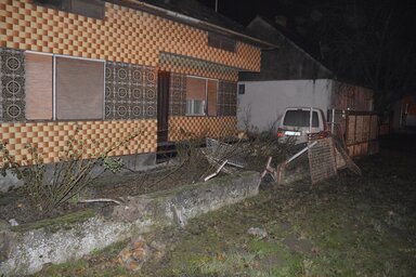 A jármű teljesen elsodorta a vasból készült kerítést (Fotó: A. Š.)