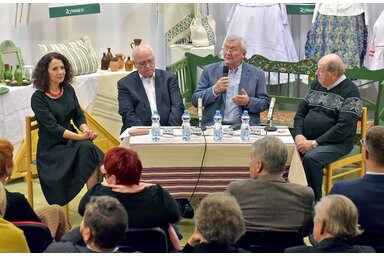 A kerekasztal-beszélgetés során felidézték a Vajdasági Magyar Művelődési Intézet húsz évét/Fotó: Gergely Árpád