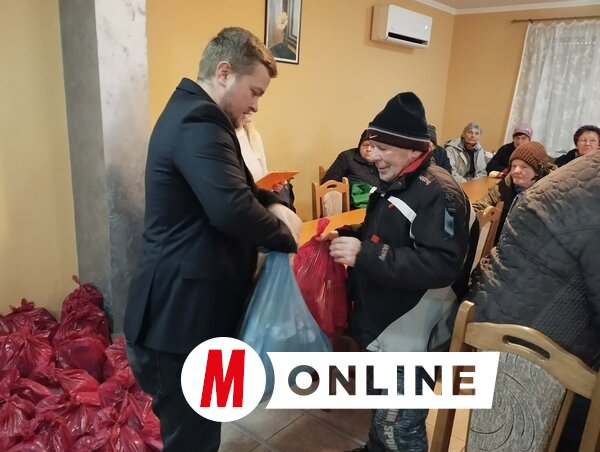 Körtvélyesi János szerint egy ilyen segélycsomag jóval többet jelent néhány alapélelmiszernél (Fotó: Kancsár Izabella felvétele)